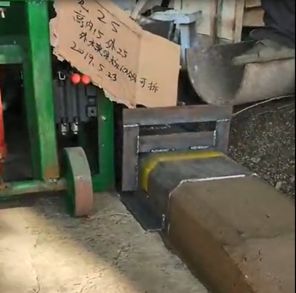 25公分路沿石成型機試機中